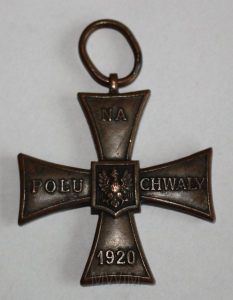 KKE 5025-1.jpg - Krzyż Walecznych został ustanowiony rozporządzeniem Rady Obrony Państwa z dnia 11 sierpnia 1920 roku ...celem nagrodzenia czynów męstwa i odwagi, wykazanych w boju... przez oficerów, podoficerów i szeregowców[1]. W wyjątkowych przypadkach mógł być nadany osobom cywilnym współdziałającym z armią czynną. Początkowo miał być nadawany za czyny dokonane po wskrzeszeniu niepodległego państwa tj. po 11 listopada 1918 roku, lecz później nagradzano także za czyny wcześniejsze. Ostatecznie odznaczeniem tym mogły być nagradzane osoby za czyny bojowe dokonane w okresie wojny 1918-1920, za walki w Legionach Polskich, w korpusach i formacjach tworzonych w Rosji i Francji oraz za walki w powstaniach wielkopolskim i śląskich i za działalność w Polskiej Organizacji Wojskowej (POW) na obszarach okupowanych.